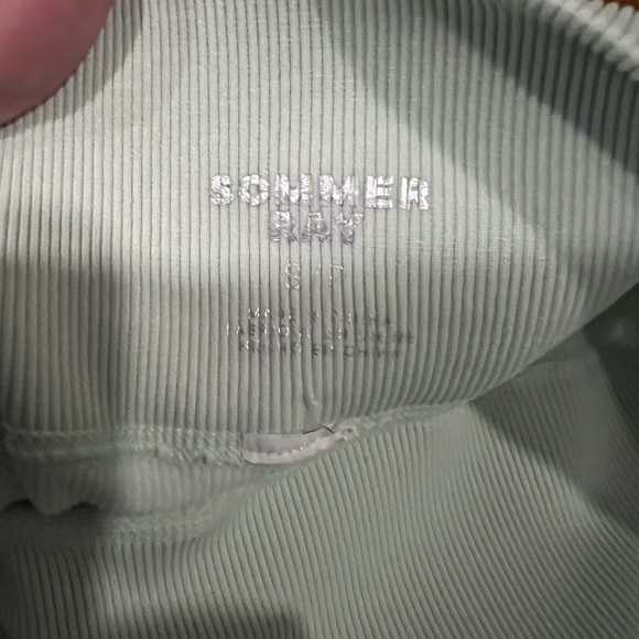 Cute but doesn’t fit me, size small - Picture 3 of 4